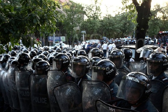 Die Konfrontation zwischen der Polizei und Demonstranten in Jerewan