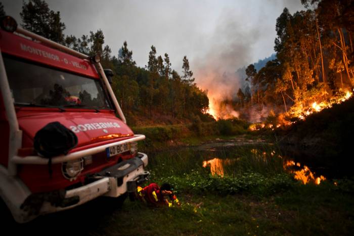 Nouveau bilan: au moins 62 morts dans l'incendie de forêt