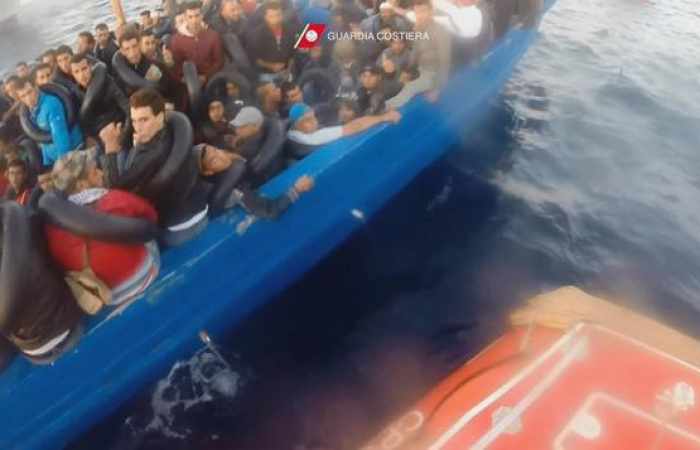 Migrants: 725 and corpse on Coast Guard ship towards Sicily