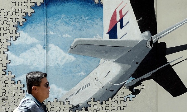 Deux nouveaux débris de l`avion MH370 retrouvés