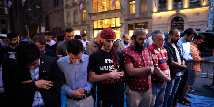À New York, des Musulmans prient au pied de la Trump Tower