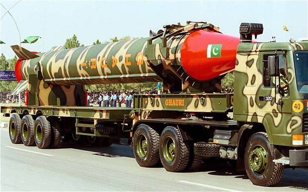 Un ministre pakistanais menace Israël d`attaque nucléaire à cause d`un article bidon