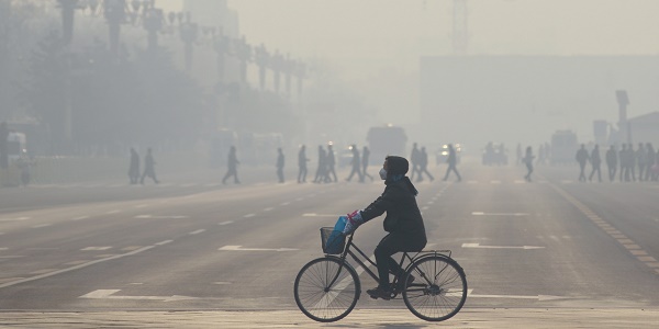 À Pékin, le nuage gris de pollution cloue les avions au sol