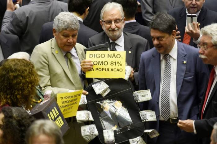 Brésil: le président Temer sauve son mandat sans trembler