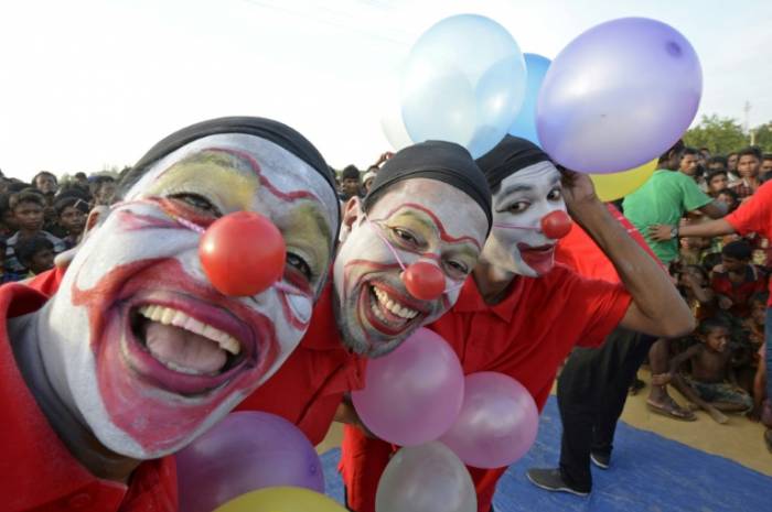Des clowns apportent la thérapie du rire aux enfants rohingyas