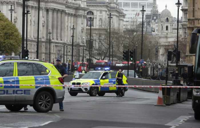 Tirs au Parlement: la Première ministre "va bien", indique Downing Street