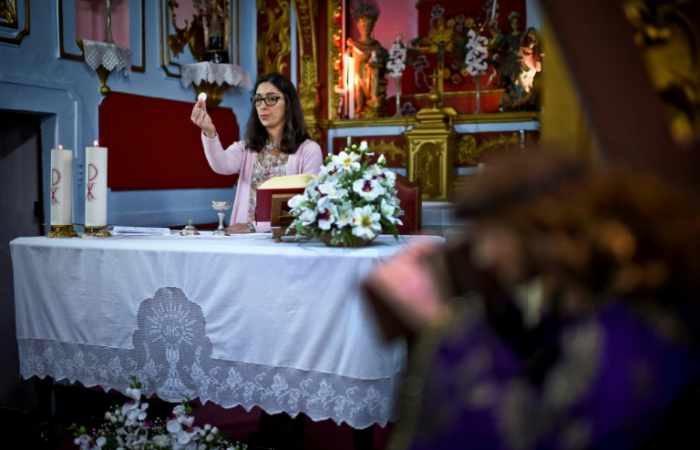 Dans les églises portugaises, les femmes aussi montent à l'autel