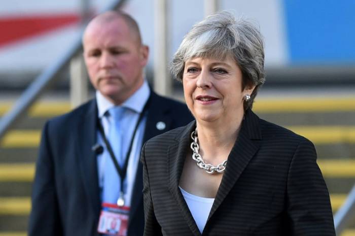 Royaume-Uni: May va appeler son gouvernement divisé à se "mettre au niveau"
