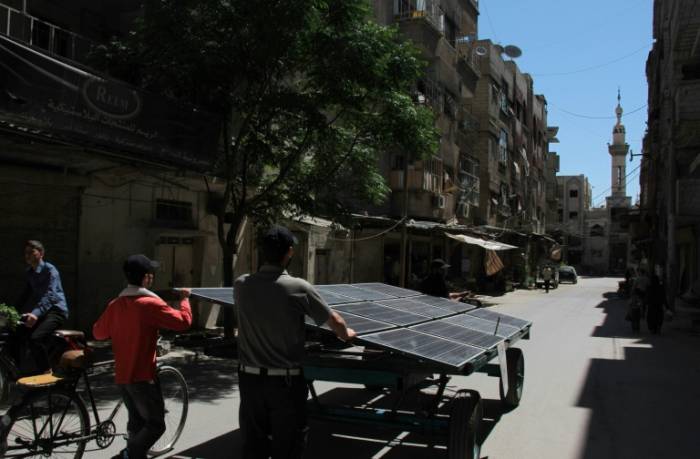 De l'énergie solaire "mobile" dans une ville assiégée de Syrie