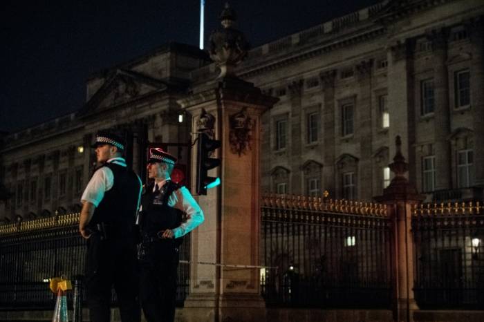 GB: un homme arrêté après avoir attaqué des policiers devant Buckingham Palace