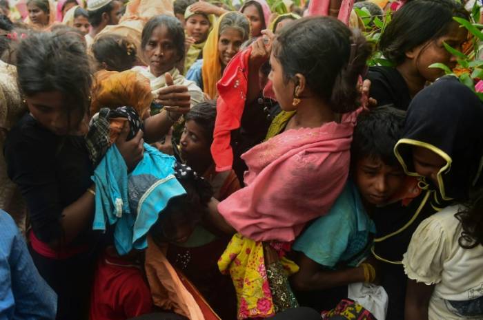 Crise des Rohingyas: près de 300.000 réfugiés au Bangladesh