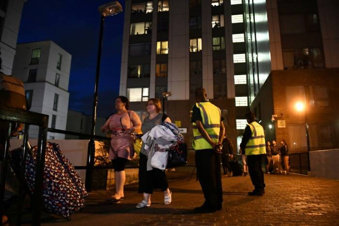 Cinq tours de Londres évacuées en pleine nuit pour risques d'incendie