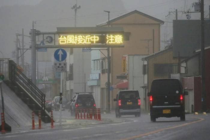 Typhon sur le sud du Japon, avions et trains bloqués