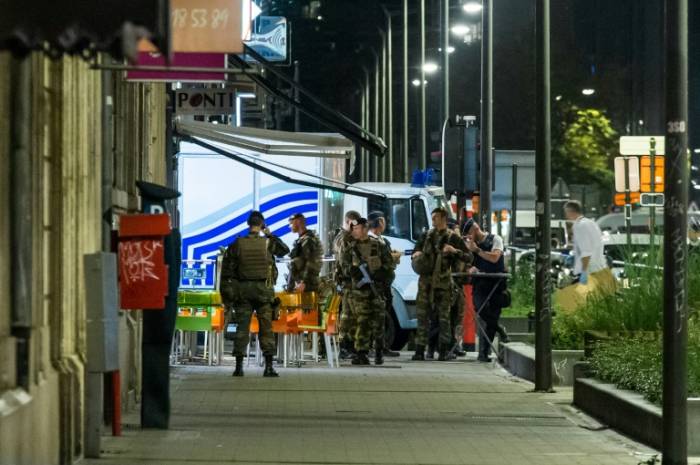 Attaque "terroriste" contre des militaires à Bruxelles, l'assaillant tué