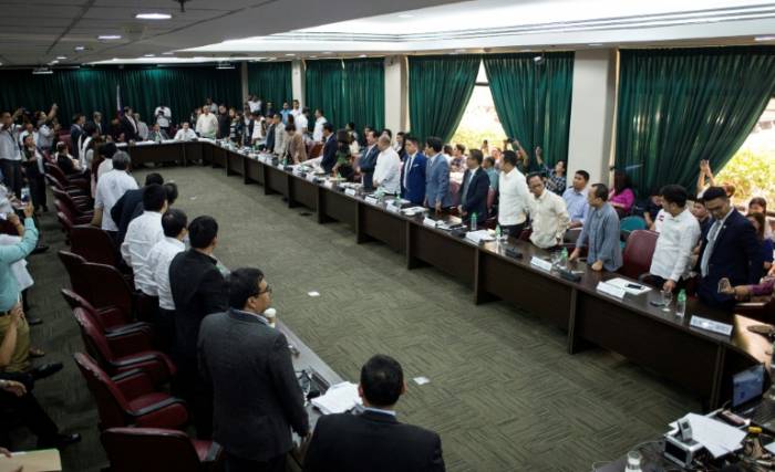Philippines: les parlementaires rejettent la destitution de Duterte