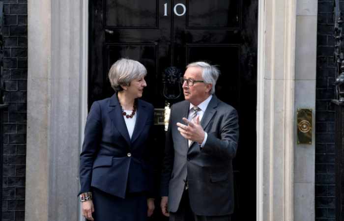 Brexit: May reçoit Juncker, l'UE durcit sa position