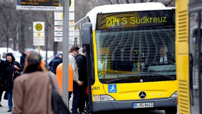 Busfahrer rammt Currywurst-Bude und türmt