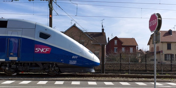 Accident mortel sur les voies : 12.000 voyageurs bloqués en pleine nuit en TGV