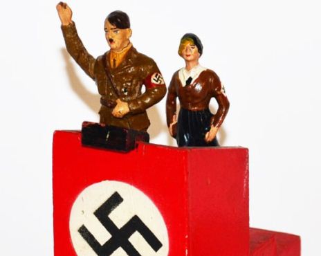 “Hitler oyuncaq” hərraca qoyuldu