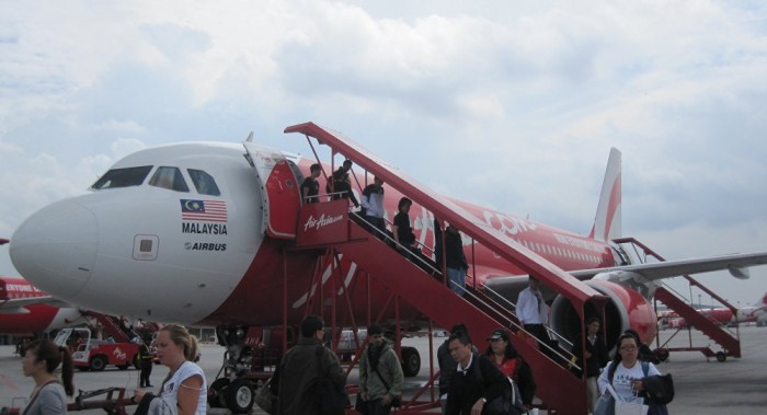 Pilotos de AirAsia aterrizan en un país equivocado