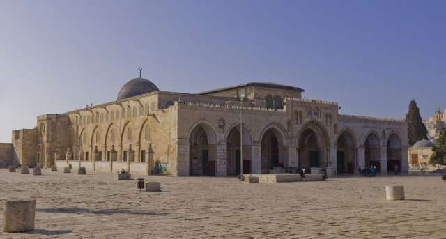 Police ban men under 50 from prayers at Jerusalem's holiest site