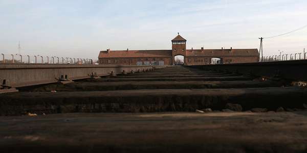 L`ex-infirmier d`Auschwitz absent à l`ouverture de son procès