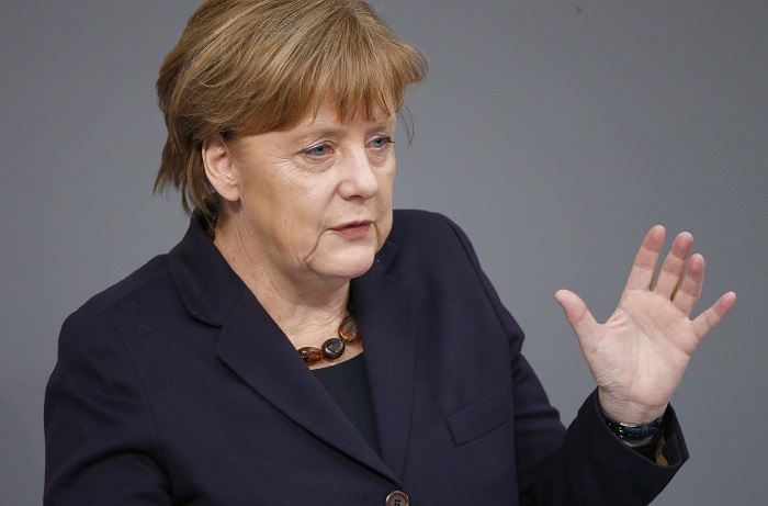 Merkel atada de pies y manos