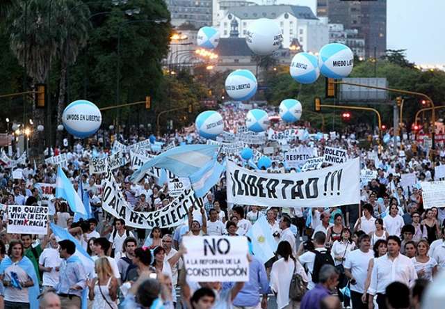 Argentines protest media law change, fear censorship - VIDEO