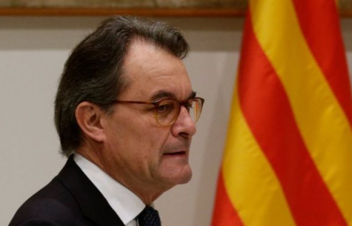 Catalan ex-leader Artur Mas banned from office over illegal referendum