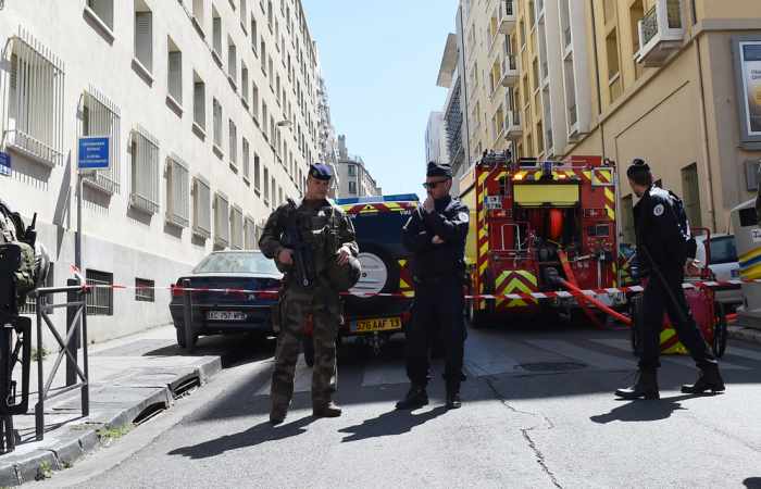 Attentat déjoué : Hollande salue une "prise remarquable" après deux interpellations