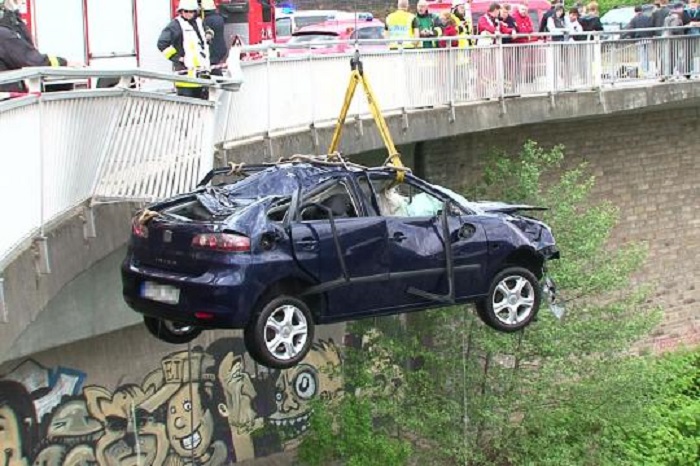 19 Polizisten springen für Rettung in die Ruhr