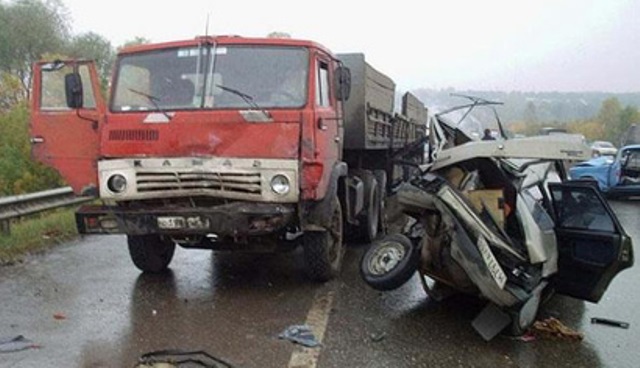 “Mercedes”lə “KamAZ” toqquşdu, ölən var