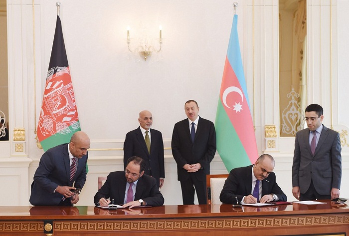 Des documents azerbaïdjano-afghans signés