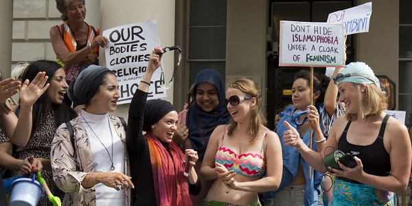A Londres, une fausse plage pour dénoncer l`interdiction du burkini en France
