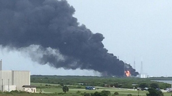 Une fusée SpaceX explose sur la rampe de lancement à Cap Canaveral
