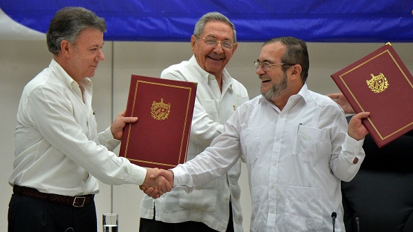 Colombie: accord de paix historique signé par le président et le chef des Farc