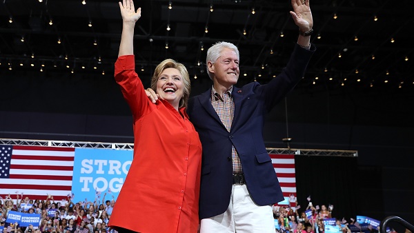 Attaqués par Trump sur leur fondation, les Clinton répliquent