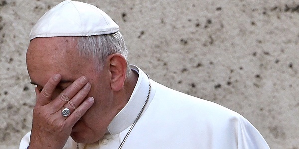 Prêtre tué en France: `horreur` du pape, le Vatican condamne un `meurtre barbare`