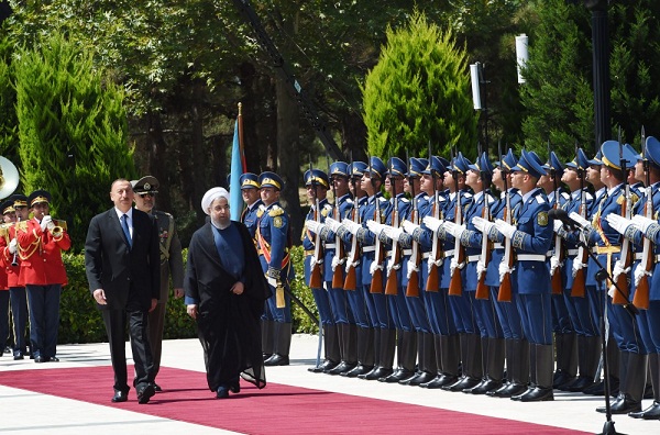 La cérémonie d’accueil officiel du président iranien Hassan Rohani à Bakou