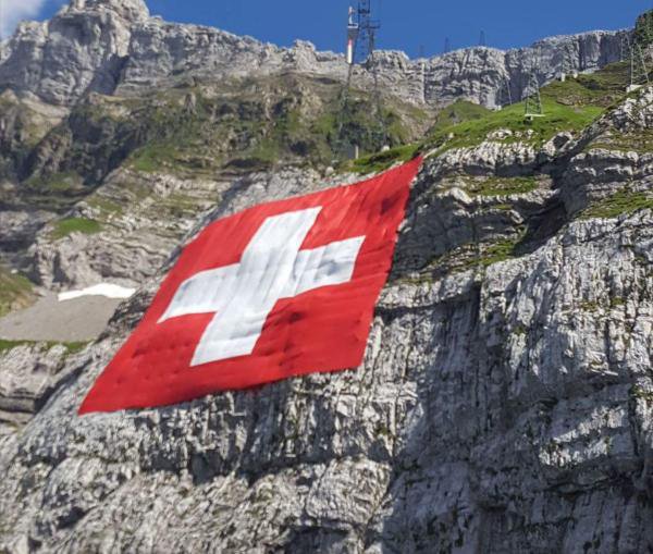 Le plus grand drapeau suisse déchiré par l`orage
