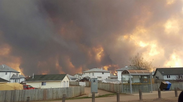 Canada: l`incendie pousse des milliers d`habitants de Fort McMurray loin de chez eux