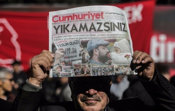 Neuf journalistes de «Cumhuriyet» arrêtés