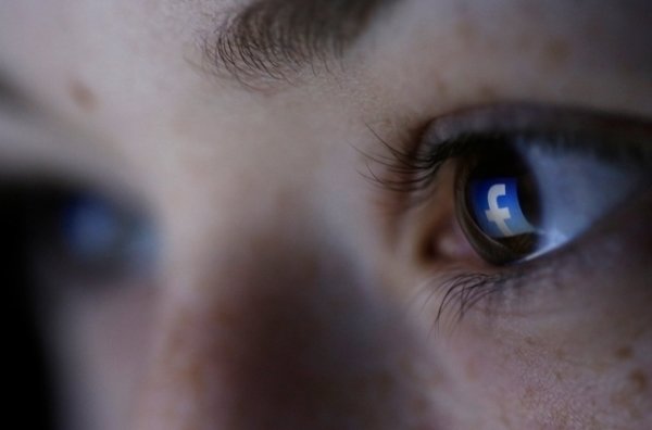 Facebook accusé d`attirer les pédophiles