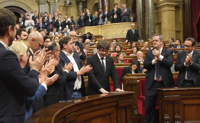 Réunion de crise à Madrid après la déclaration d'indépendance catalane "suspendue"