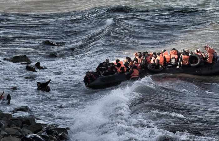 Grèce: le bilan d'un naufrage de migrants s'alourdit à 15 morts