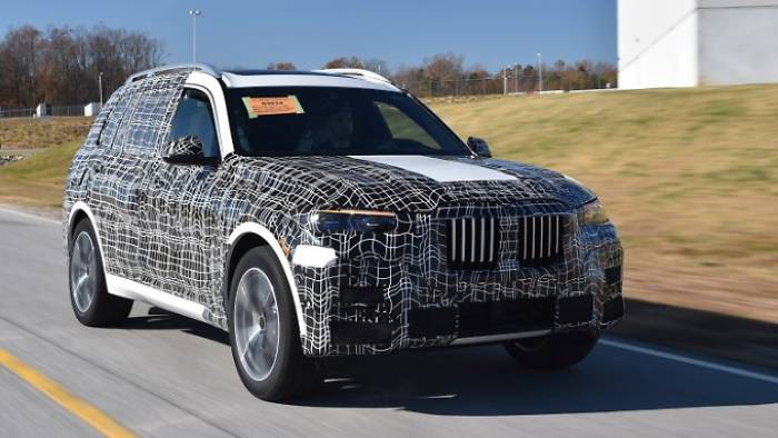 Noch fährt der BMW X7 getarnt