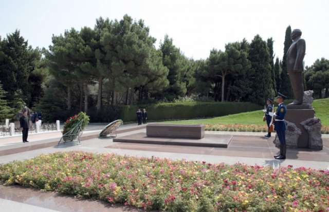Bolivian FM pays respect to national leader Heydar Aliyev and Azerbaijani martyrs
