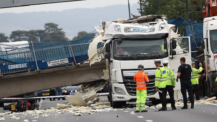 Brücke stürzt auf Autobahn