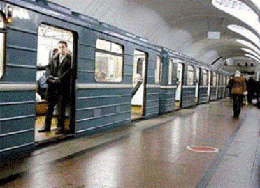Metroda faciə- 25 yaşlı oğlan özünü qatarın altına atdı