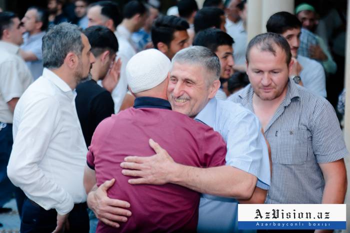 Bakıdakı bayram namazından görüntülər - FOTOLAR